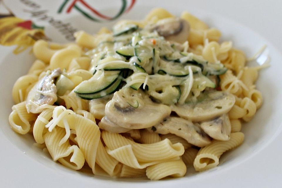 Pasta mit Zucchini-Champignon-Frischkäse-Soße