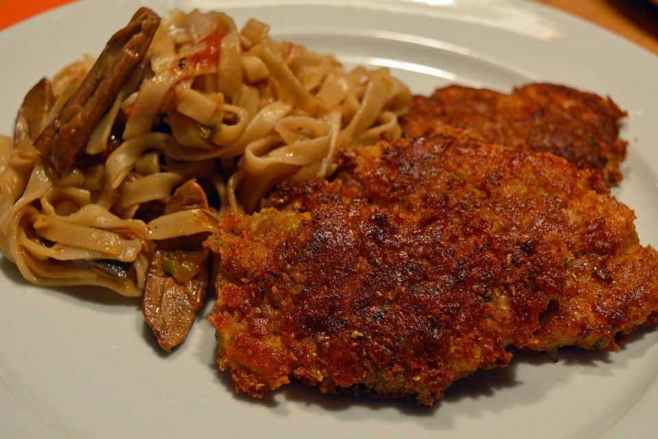 Piccata von Hühnerfilets auf Steinpilznudeln