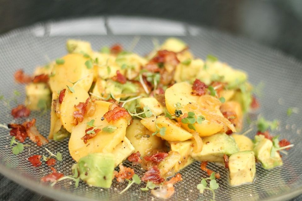 Avocado-Kartoffelsalat mit krossem Bacon