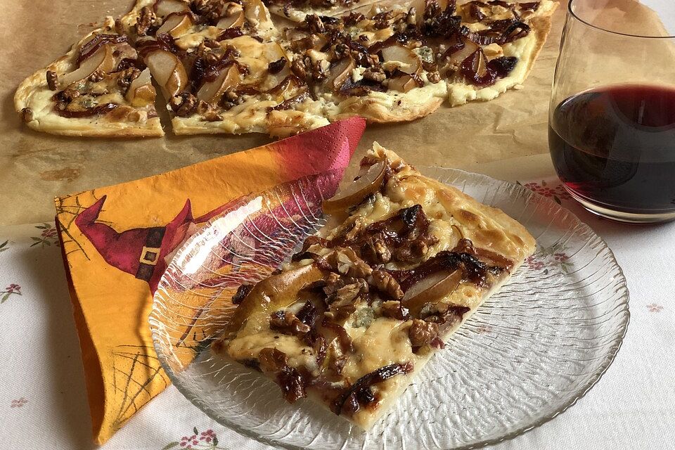 Flammkuchen mit Rotweinzwiebeln, Birnen und Gorgonzola