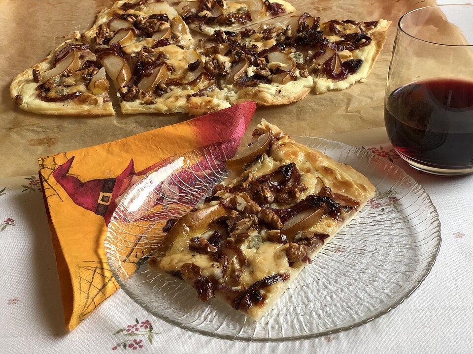 Flammkuchen mit Rotweinzwiebeln, Birnen und Gorgonzola von badegast1 ...