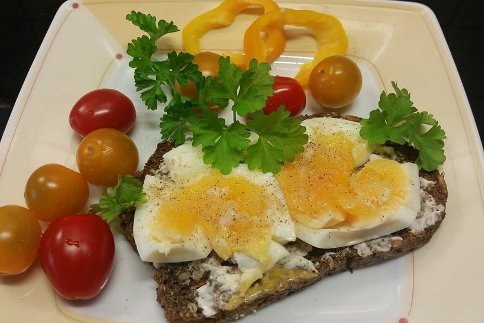 6-Minuten-Eier auf Brötchen