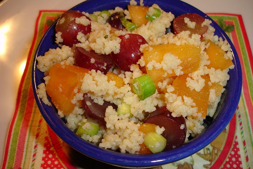 Couscous-Salat mit Sharon-Frucht und Trauben