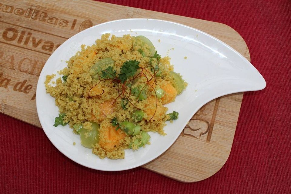 Couscous-Salat mit Sharon-Frucht und Trauben