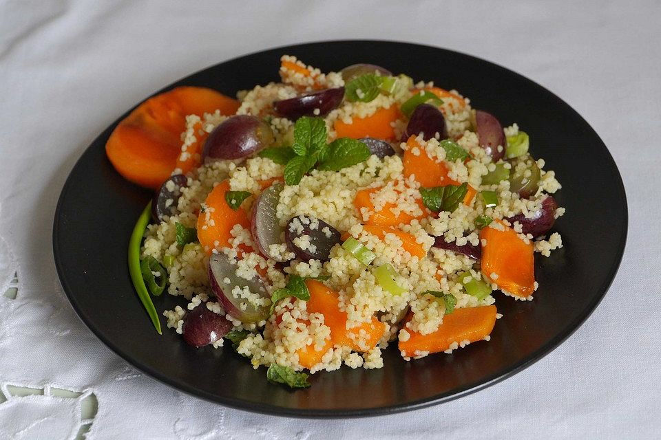 Couscous-Salat mit Sharon-Frucht und Trauben