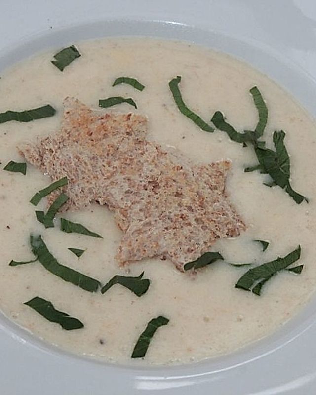 Zwiebel-Knoblauch-Creme-Suppe mit Toaststernen