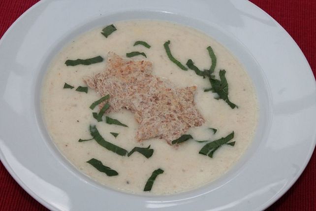 Zwiebel-Knoblauch-Creme-Suppe mit Toaststernen von patty89| Chefkoch