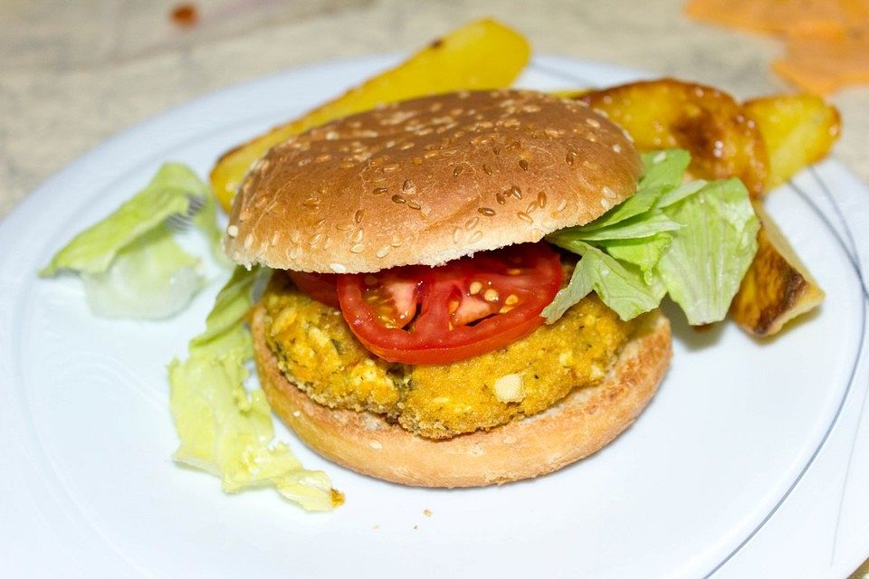 Alex' veganer Bio-Tofu-Burger mit Kartoffelspalten