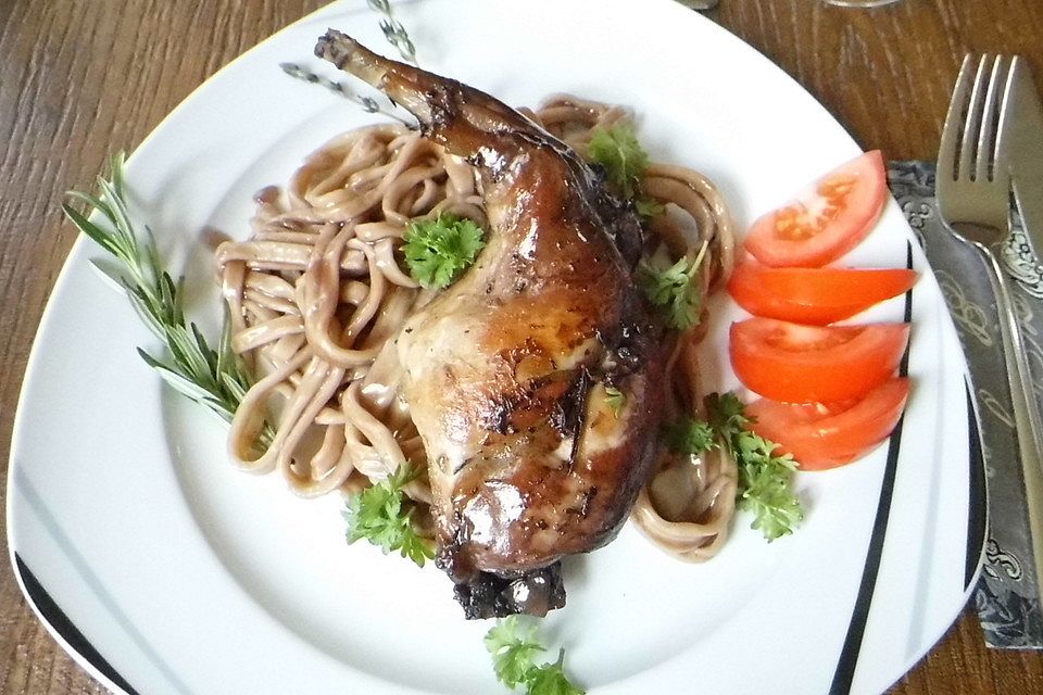 Geschmorte Kaninchenkeulen auf Tagliatelle