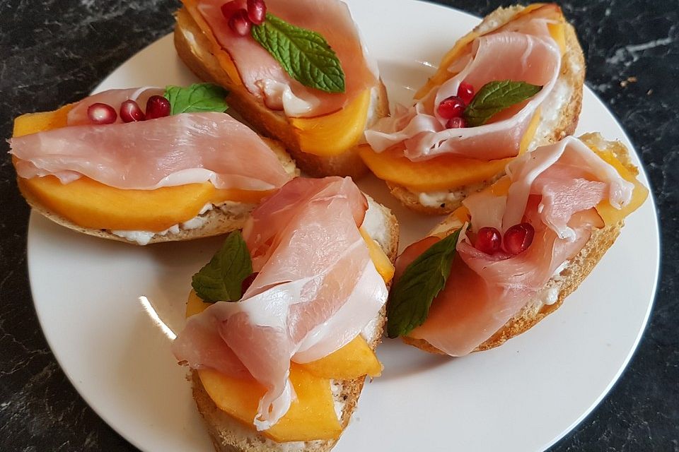 Crostini mit Ziegenkäse und Sharon-Frucht