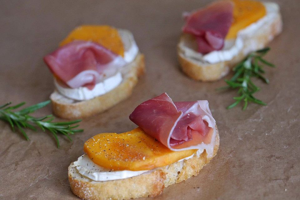 Crostini mit Ziegenkäse und Sharon-Frucht