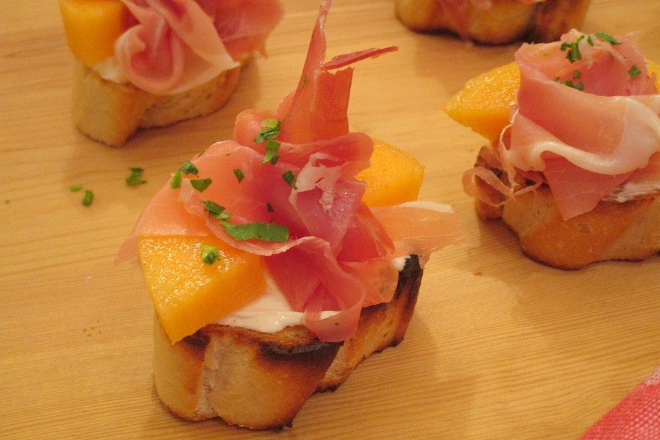 Crostini mit Ziegenkäse und Sharon-Frucht