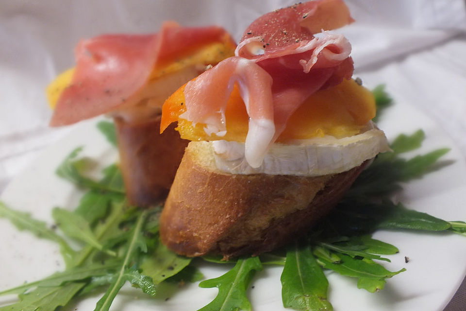 Crostini mit Ziegenkäse und Sharon-Frucht