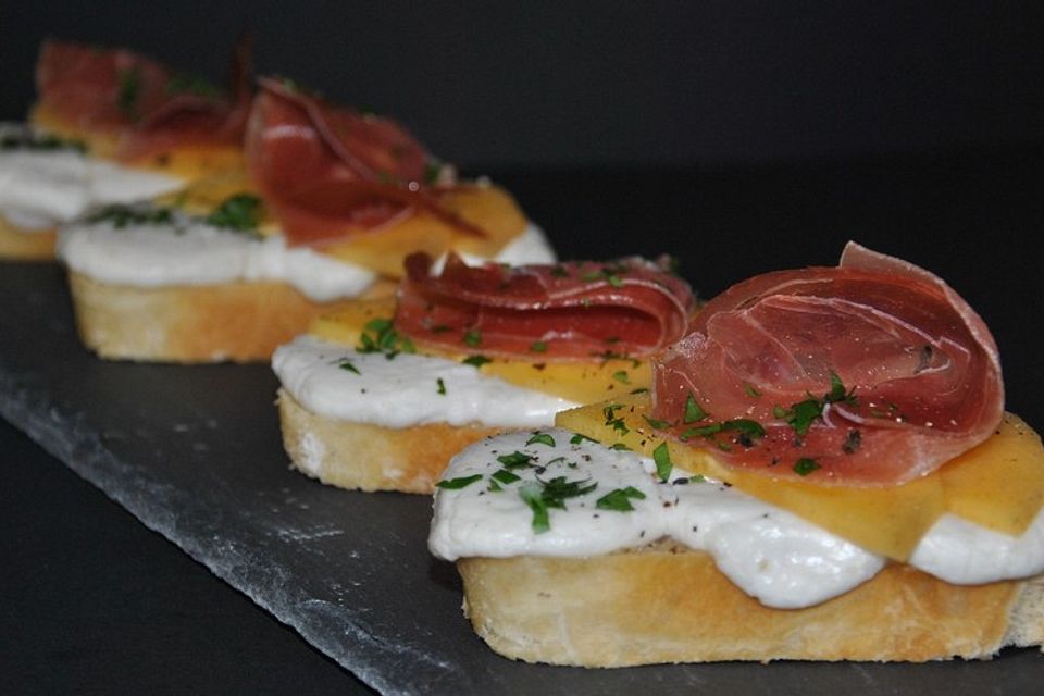 Crostini mit Ziegenkäse und Sharon-Frucht