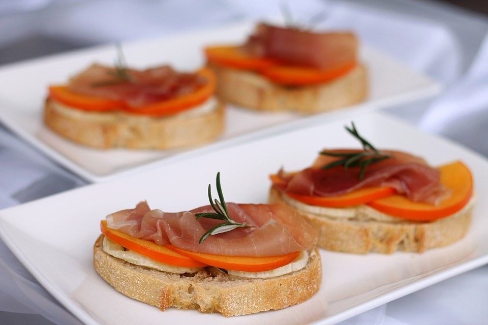 Crostini mit Ziegenkäse und Sharon-Frucht