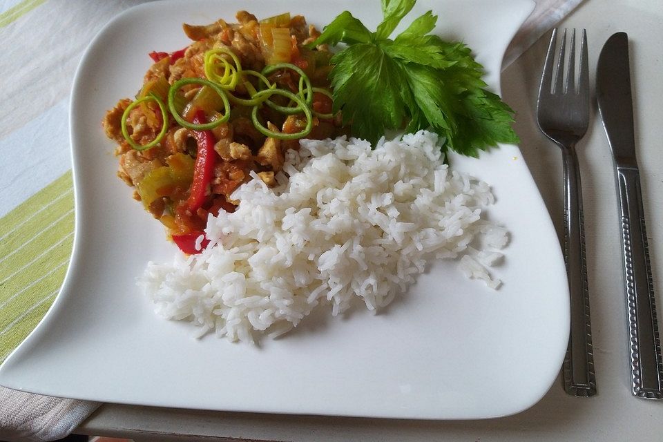 Hähnchen-Gemüse-Pfanne mit Staudensellerie, Möhren und Paprika