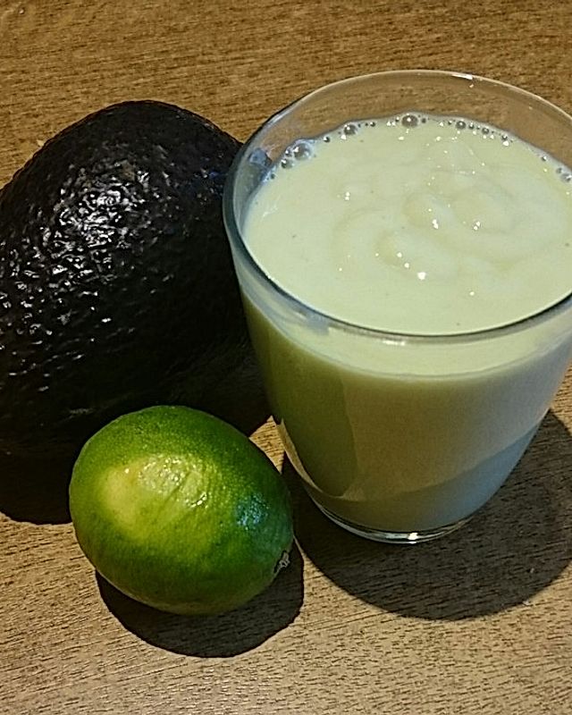 Cremiger Avocado-Buttermilch-Smoothie