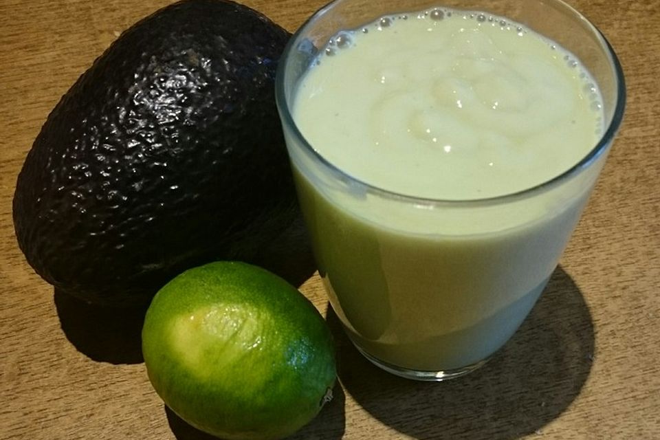 Cremiger Avocado-Buttermilch-Smoothie