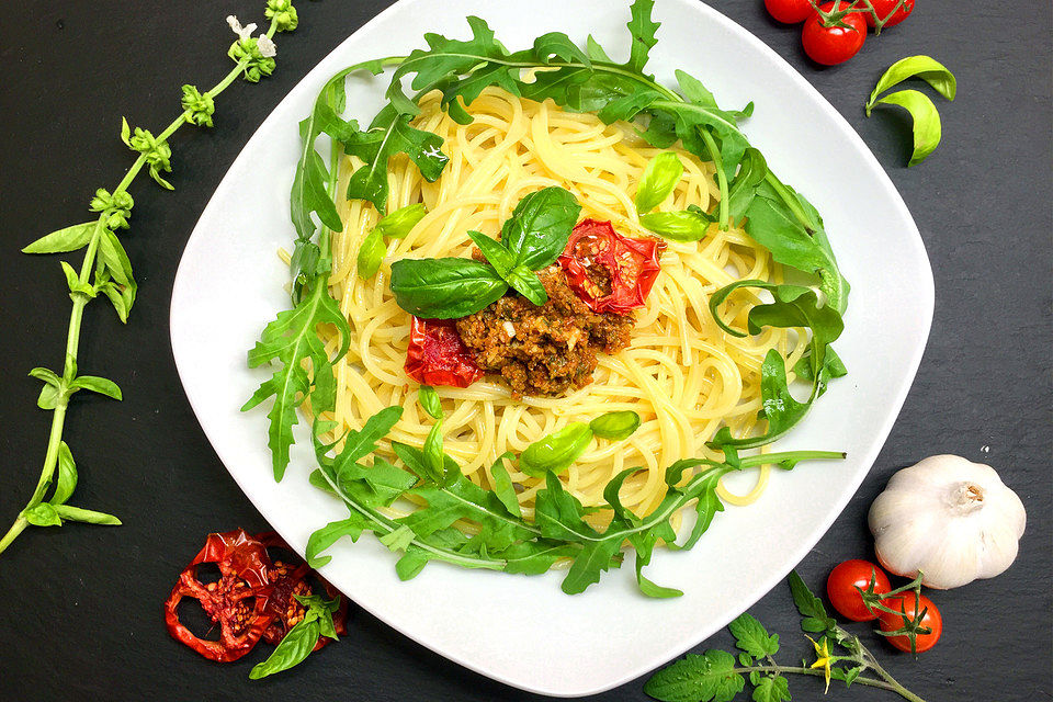 Spaghetti mit "fleischigem" Pesto und Rucola