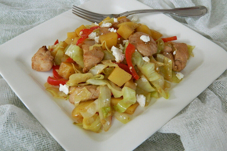 Lauwarmer Spitzkohlsalat mit Hähnchen