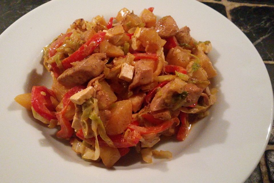 Lauwarmer Spitzkohlsalat mit Hähnchen