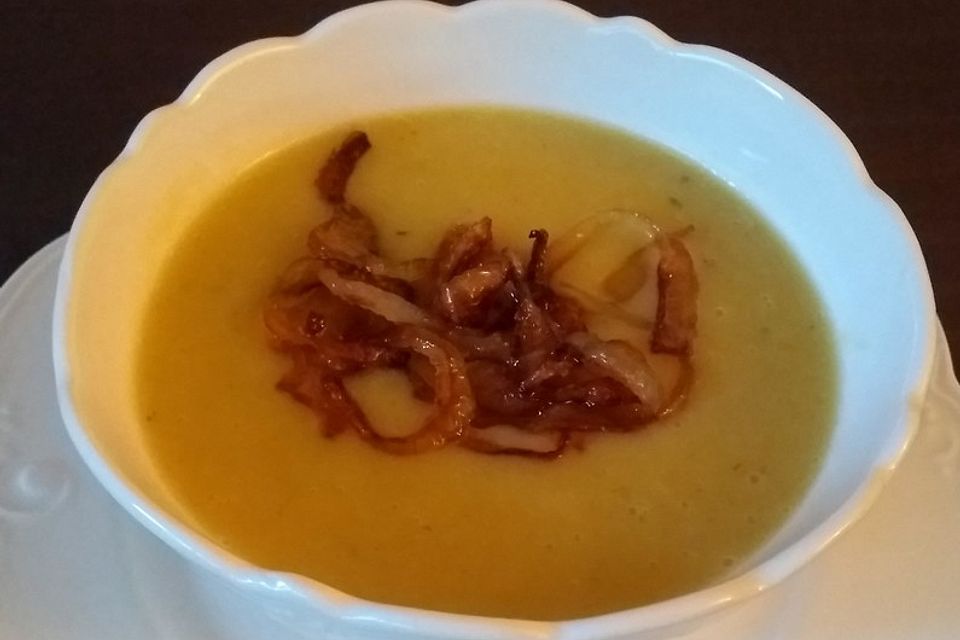 Kartoffelcremesuppe mit gebratenen Zwiebelringen