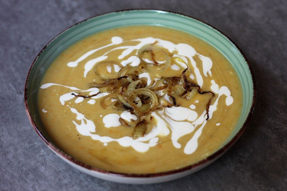 Kartoffelcremesuppe mit gebratenen Zwiebelringen