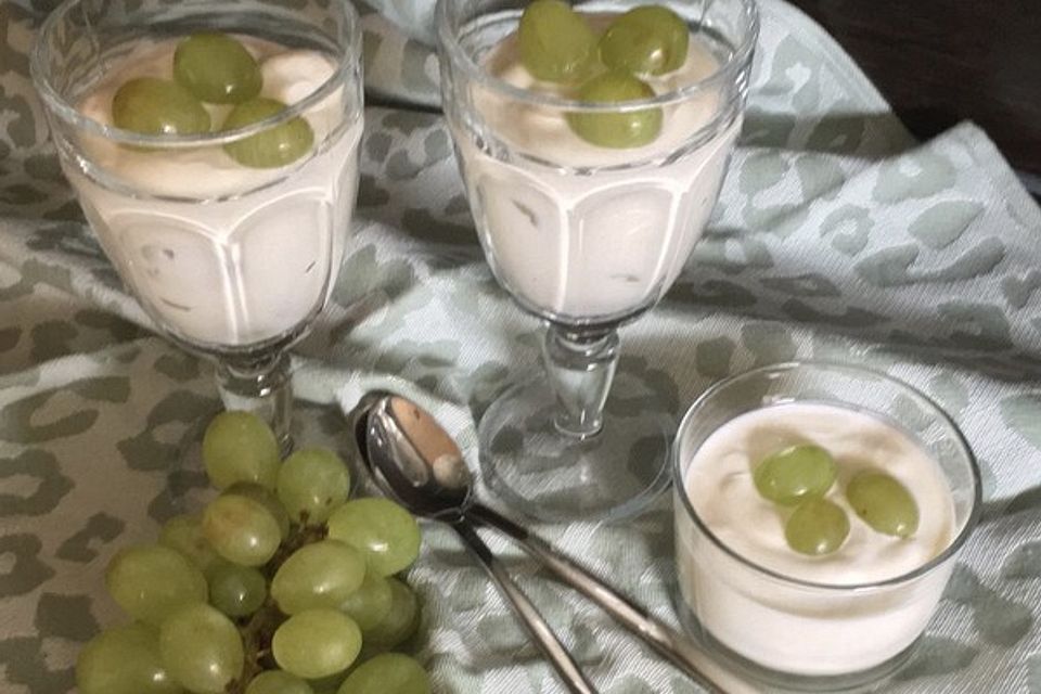 Dessert mit isländischem Frischkäse und Weintrauben