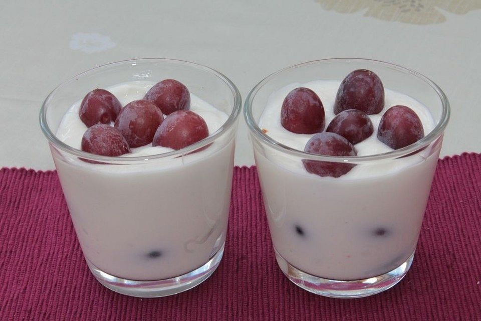 Dessert mit isländischem Frischkäse und Weintrauben