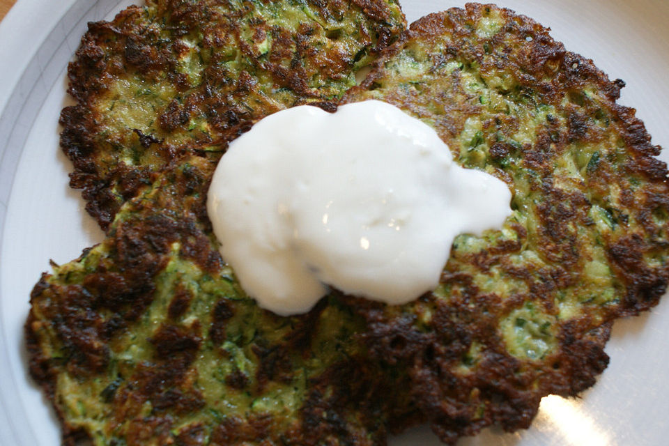 Zucchinifladen mit Joghurtsauce