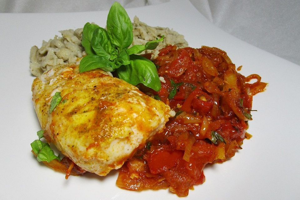 Fischfilet auf Tomaten-Zwiebel-Ragout