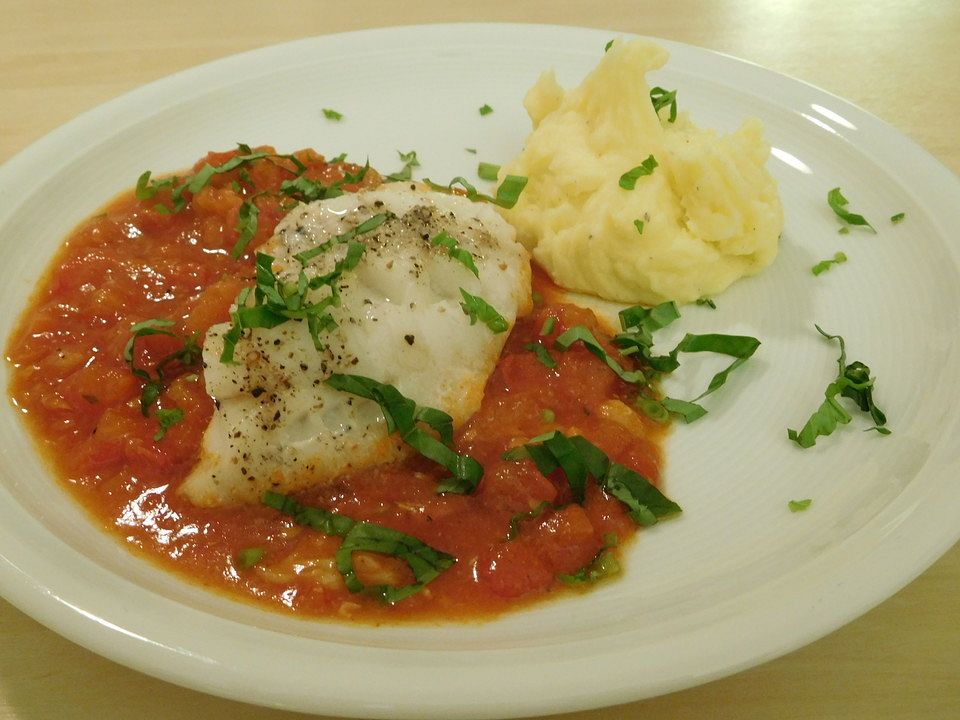 Fischfilet auf Tomaten-Zwiebel-Ragout von Matbabe| Chefkoch