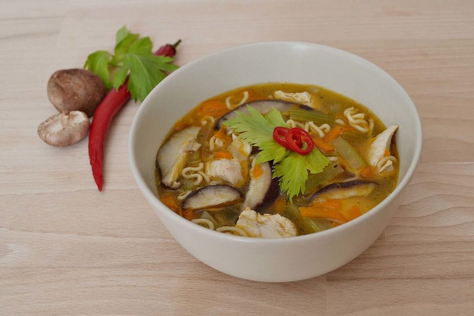 Chinesische Nudelsuppe mit Gemüse und Hähnchenfleisch