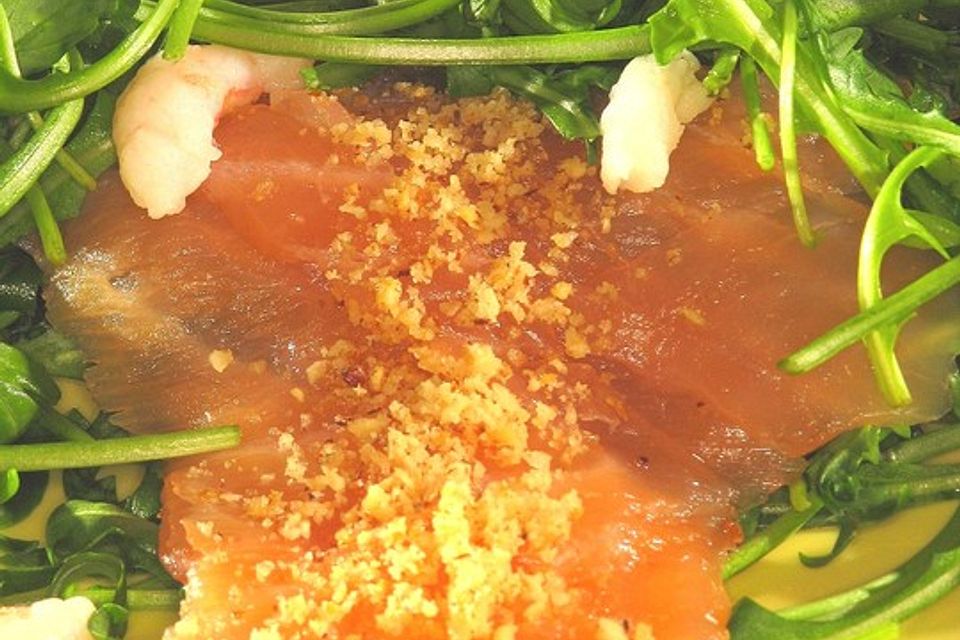 Lachs in Haselnusskruste mit Flusskrebsen und Aprikosen