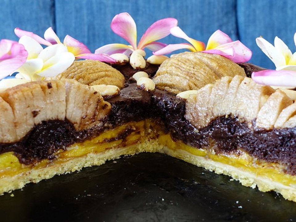 Schokoladenkuchen &amp;quot;Dayana&amp;quot; mit versunkenen Birnen und Jakobsfrüchten ...