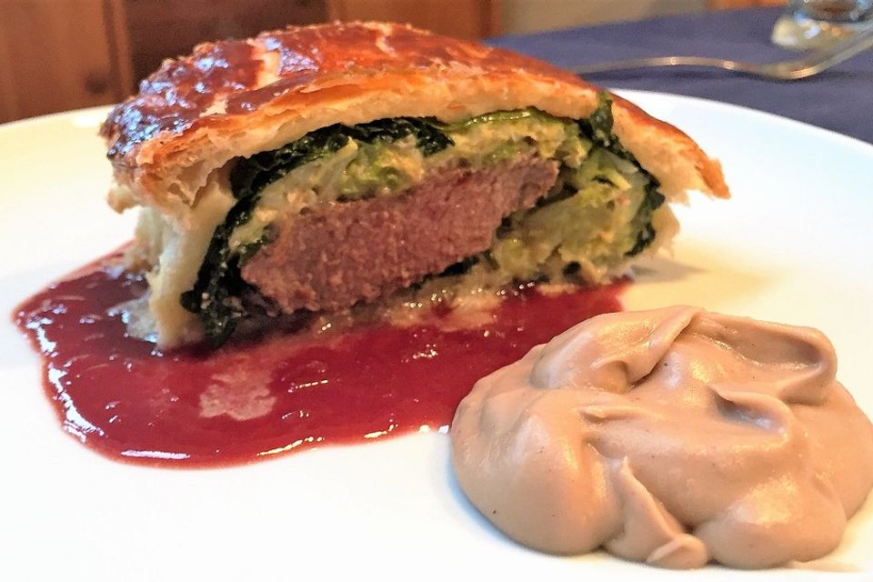 Lammrücken-Wirsing-Pastete mit Maronenpüree und Johannisbeersauce