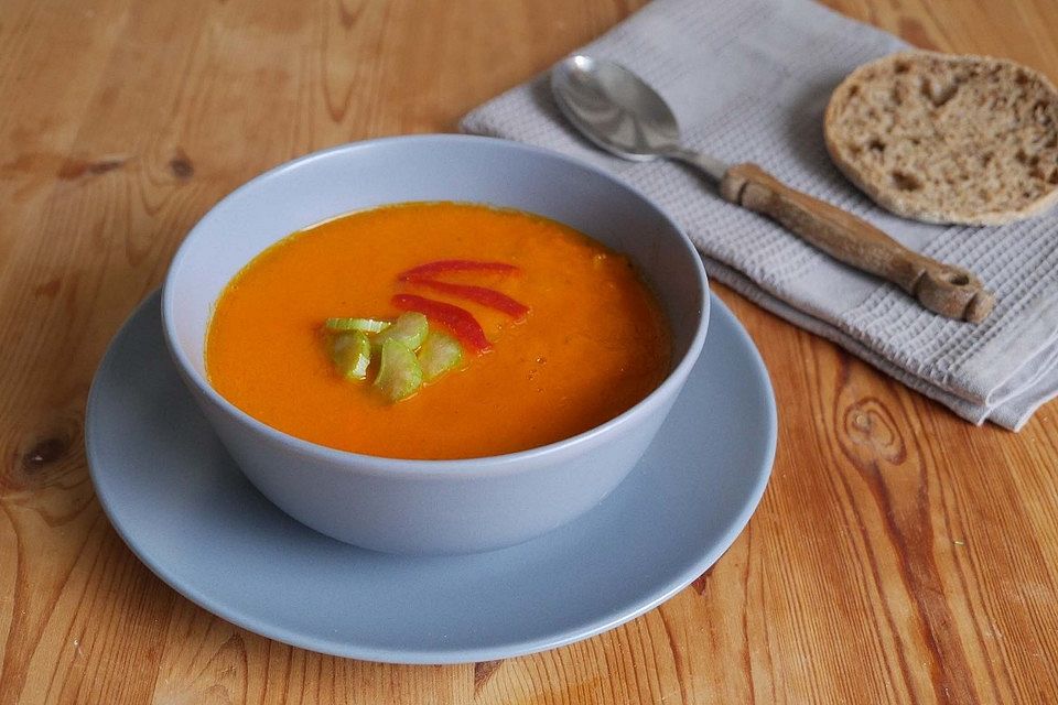 Gemüsecremesuppe mit Staudensellerie, Paprika und Möhre