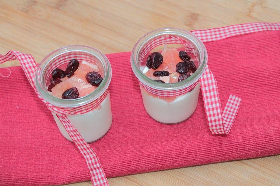 Rote Pomelo mit Cranberries auf Sauerrahmcreme