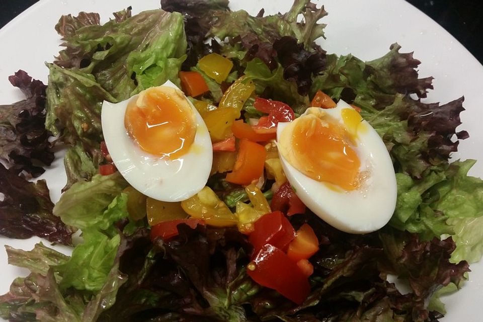 Heißkalter Salat mit wachsweichen Eiern und Balsamicodressing