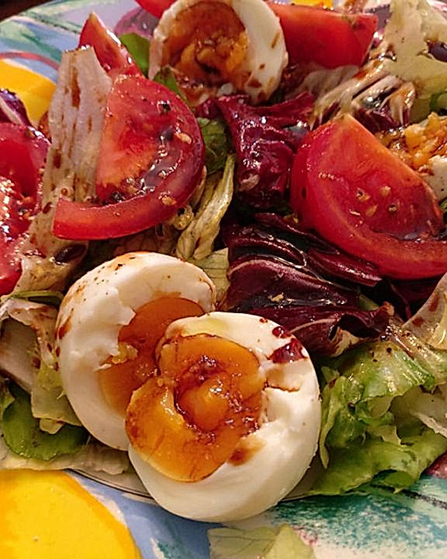 Heißkalter Salat mit wachsweichen Eiern und Balsamicodressing