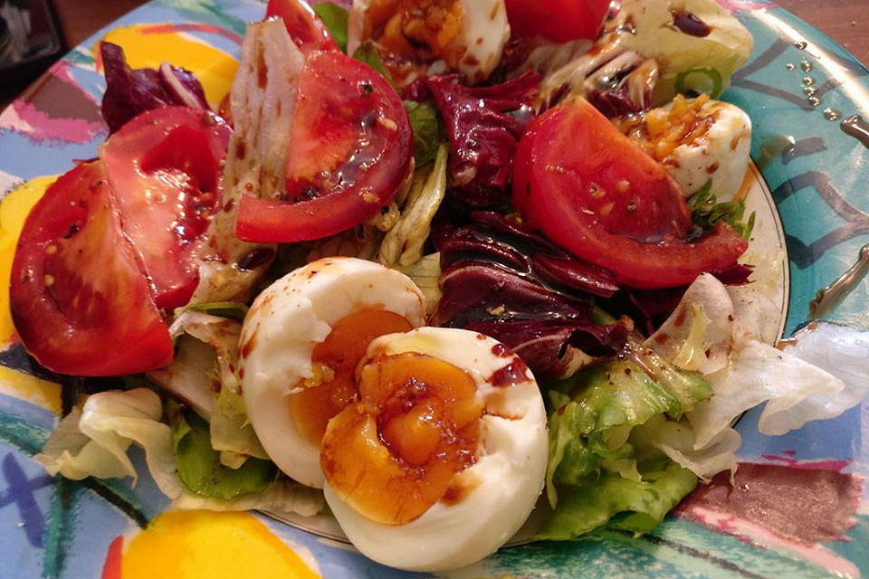 Heißkalter Salat mit wachsweichen Eiern und Balsamicodressing