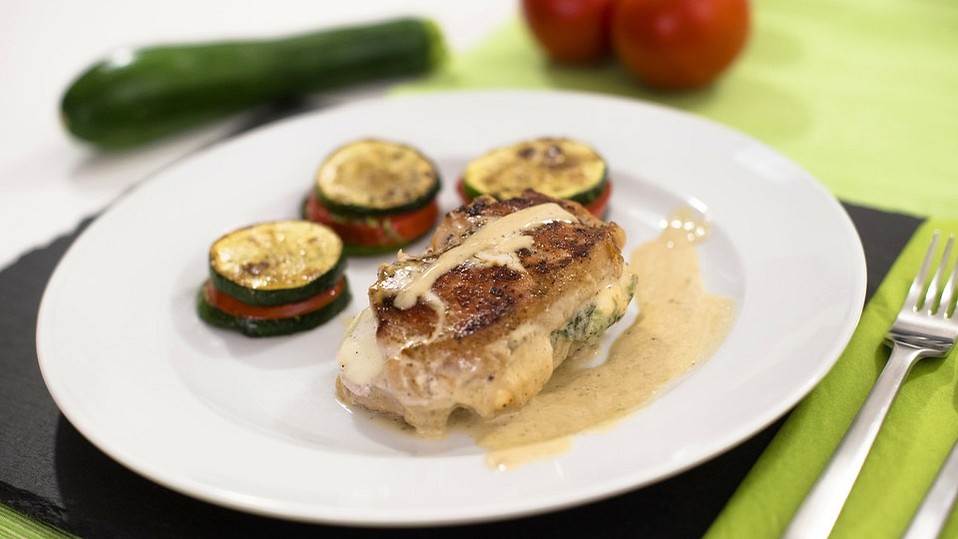 Schweinefilet, mit Spinat und Mozzarella gefüllt von Kasuomi Schweinefilet, mit Spinat und Mozzarella gefüllt von Kasuomi