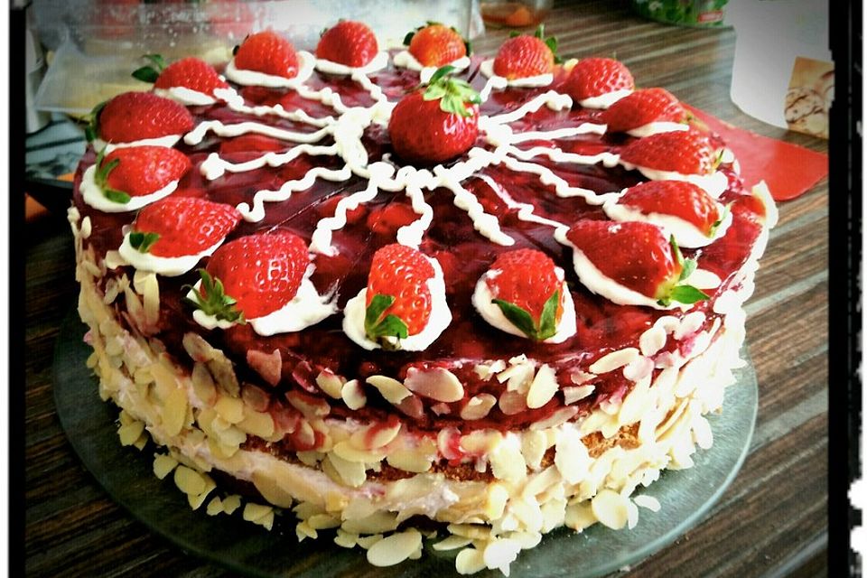 Himbeer-Erdbeer-Sahne Torte