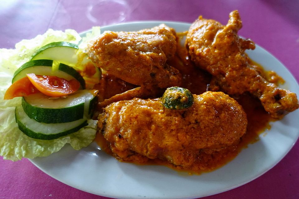 Frittierte Hühnerschenkel in würziger Kokosnusssauce