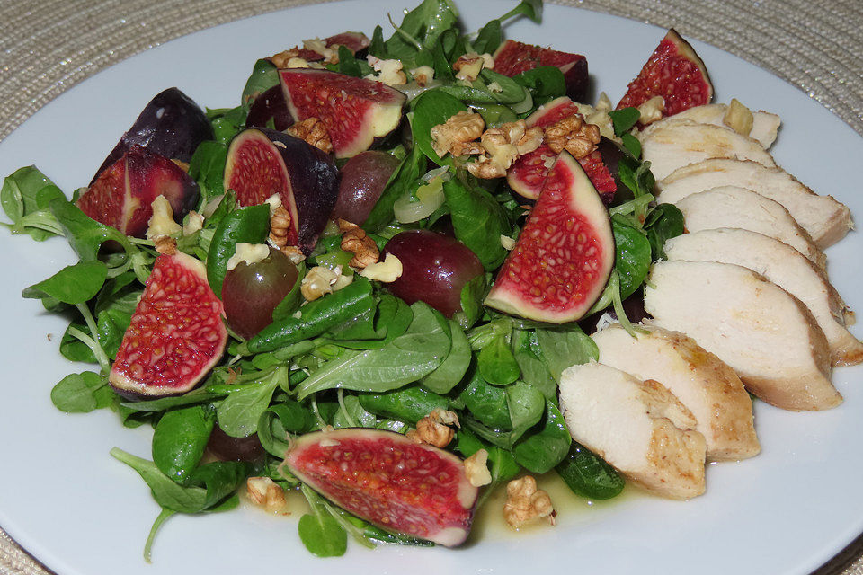 Feldsalat mit Feigen, Trauben und Hähnchenbrust