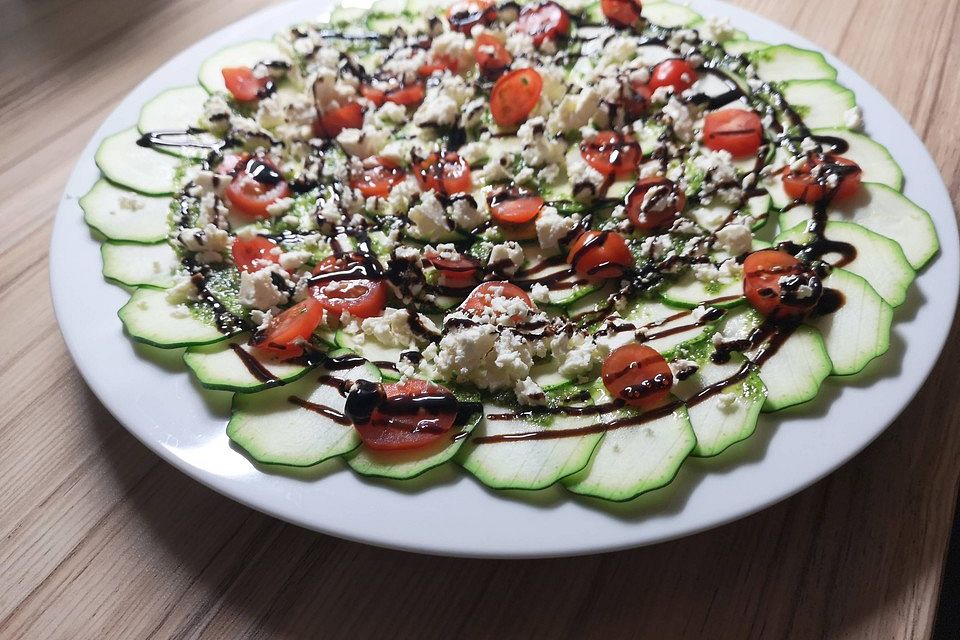 Zucchinicarpaccio mit Pesto