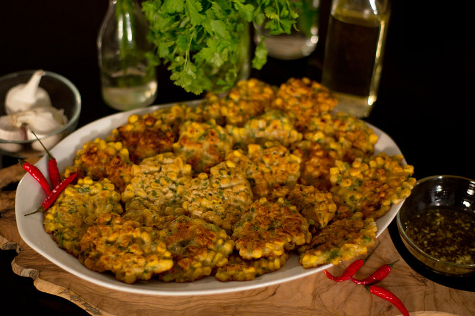 Asiatische Mais-Plätzchen mit Sweet-Chili-Soße