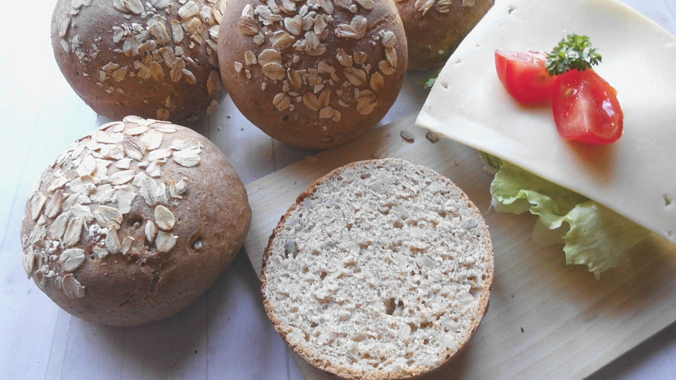 Knusprige Dinkelbrötchen mit Sonnenblumenkernen von fritjhof Knusprige Dinkelbrötchen mit Sonnenblumenkernen von fritjhof