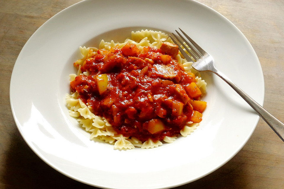 Puten-Paprika-Ragout auf Bandnudeln