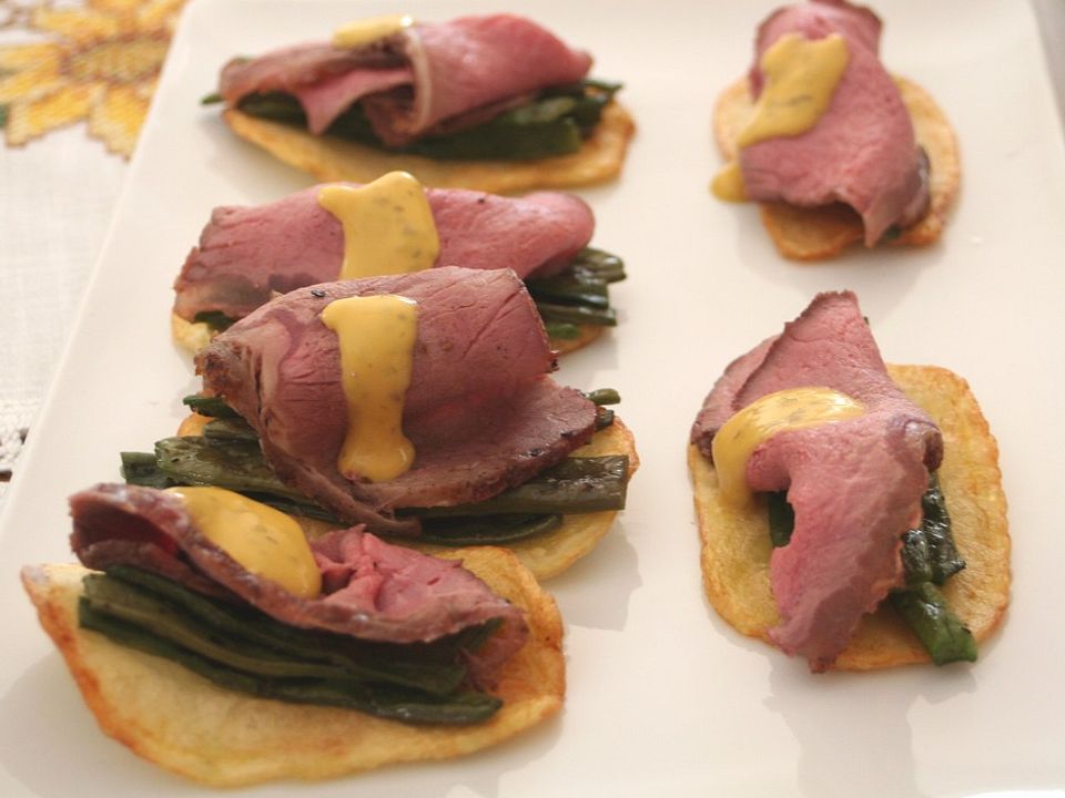 Roastbeef mit Bratkartoffeln, grünen Bohnen und Sauce Béarnaise von ...